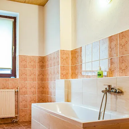 2 Bedroom Cozy In Lägenhet Kołobrzeg